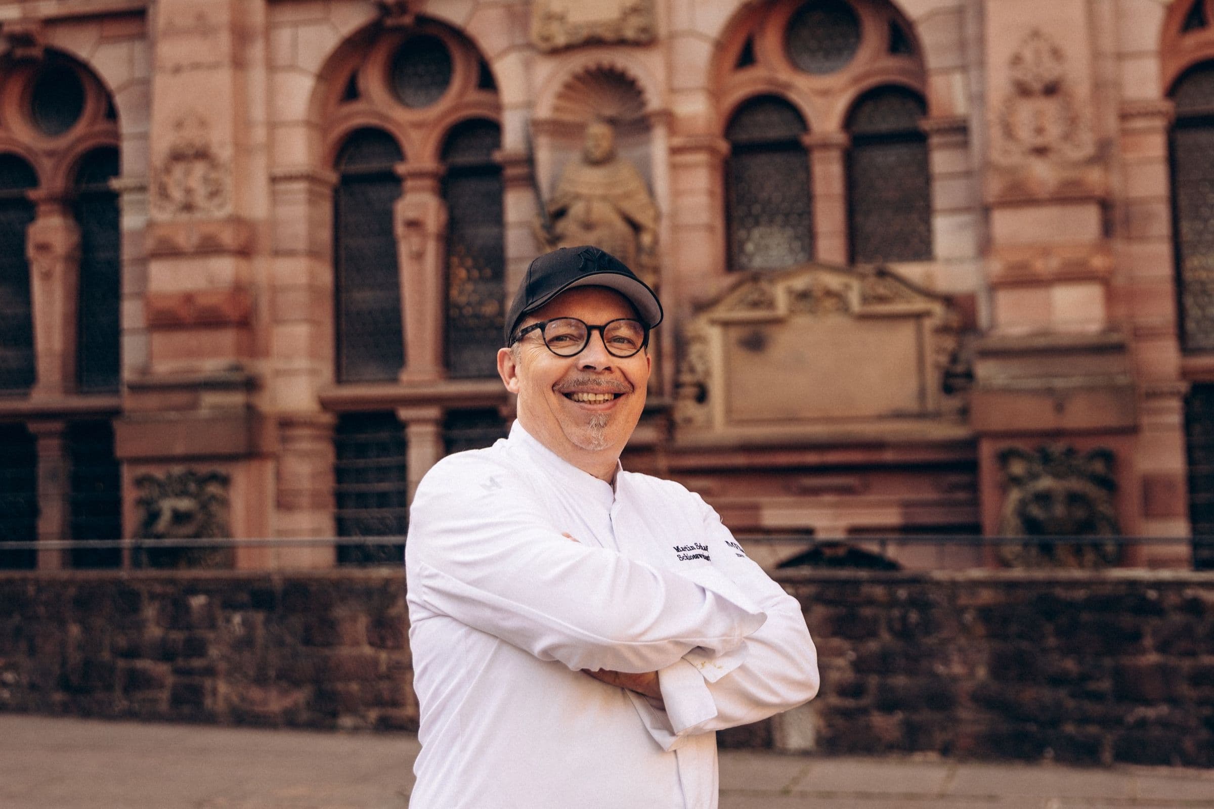 Martin Scharff in front of the Renaissance façade of Heidelberg Castle