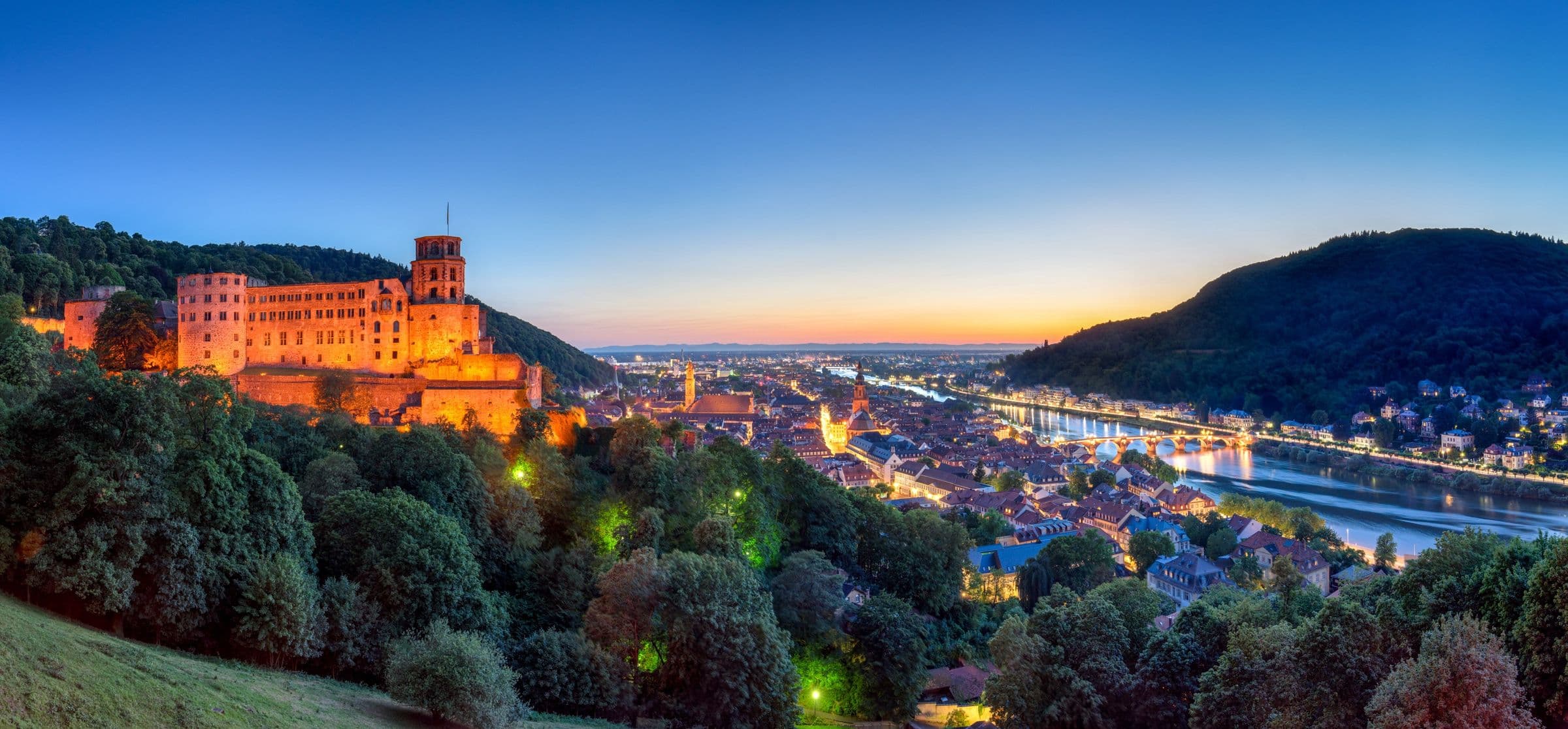 Das Heidelberger Schloss über der Altstadt in der Dämmerung