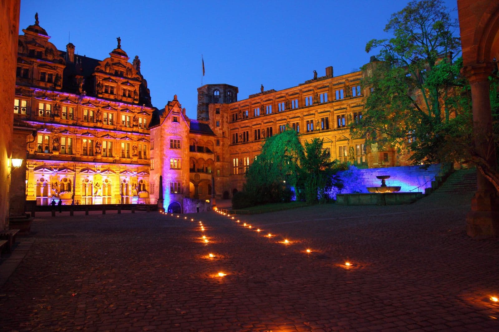 Der illuminierte Schlosshof bei Nacht