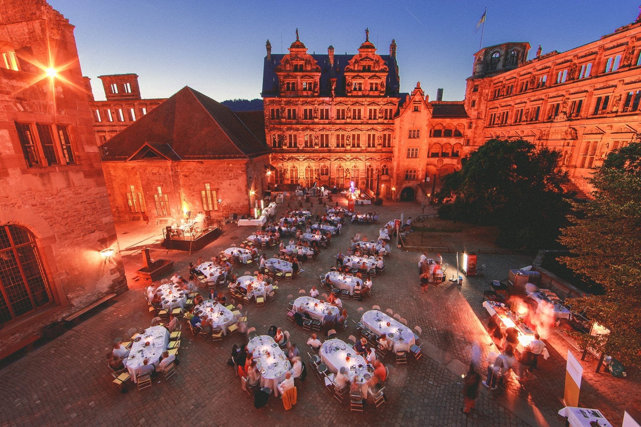 Das Heidelberger Schloss im Abendrot, von oben gesehen