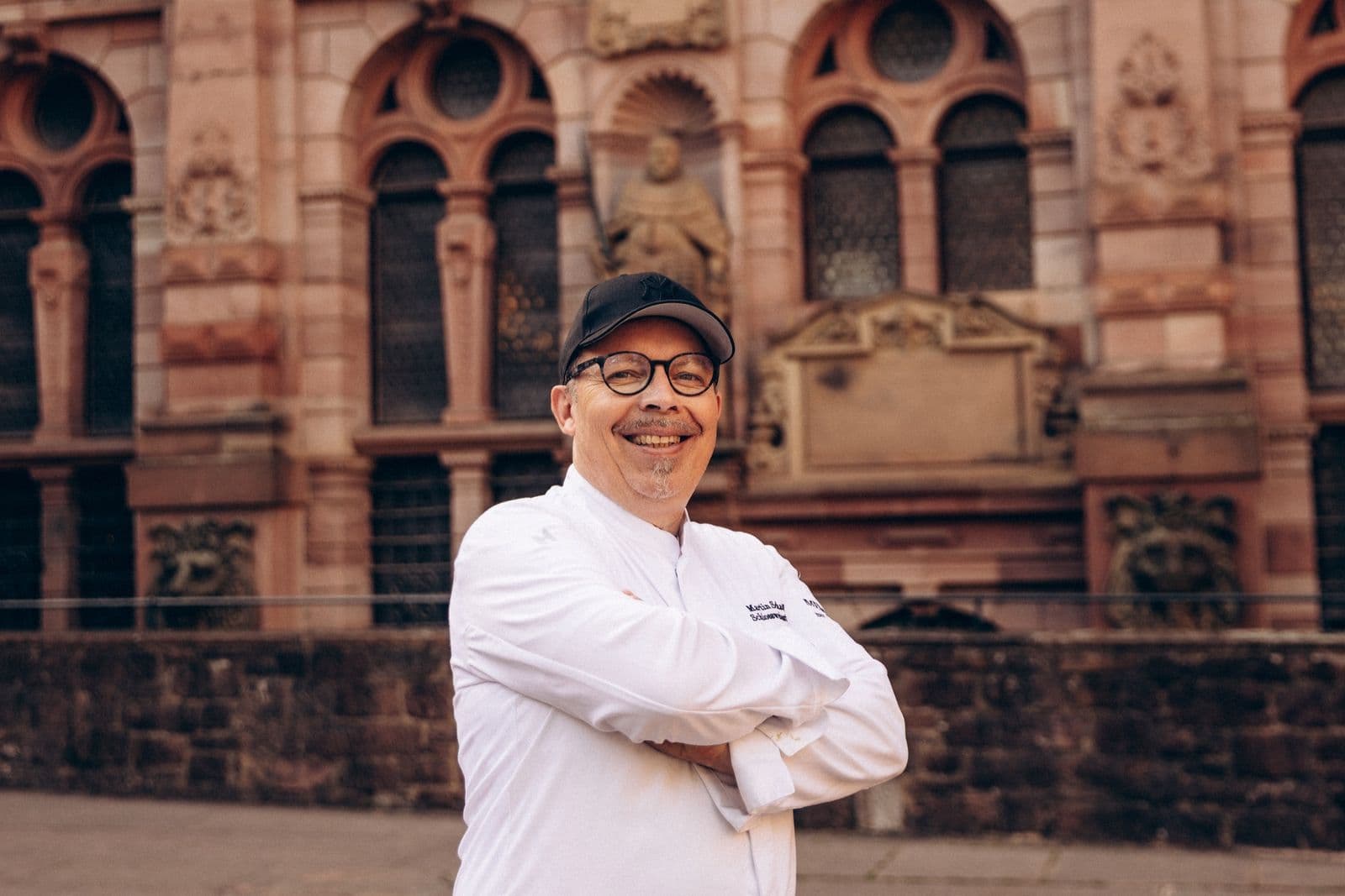 Martin Scharff vor der Renaissance-Fassade des Heidelberger Schlosses