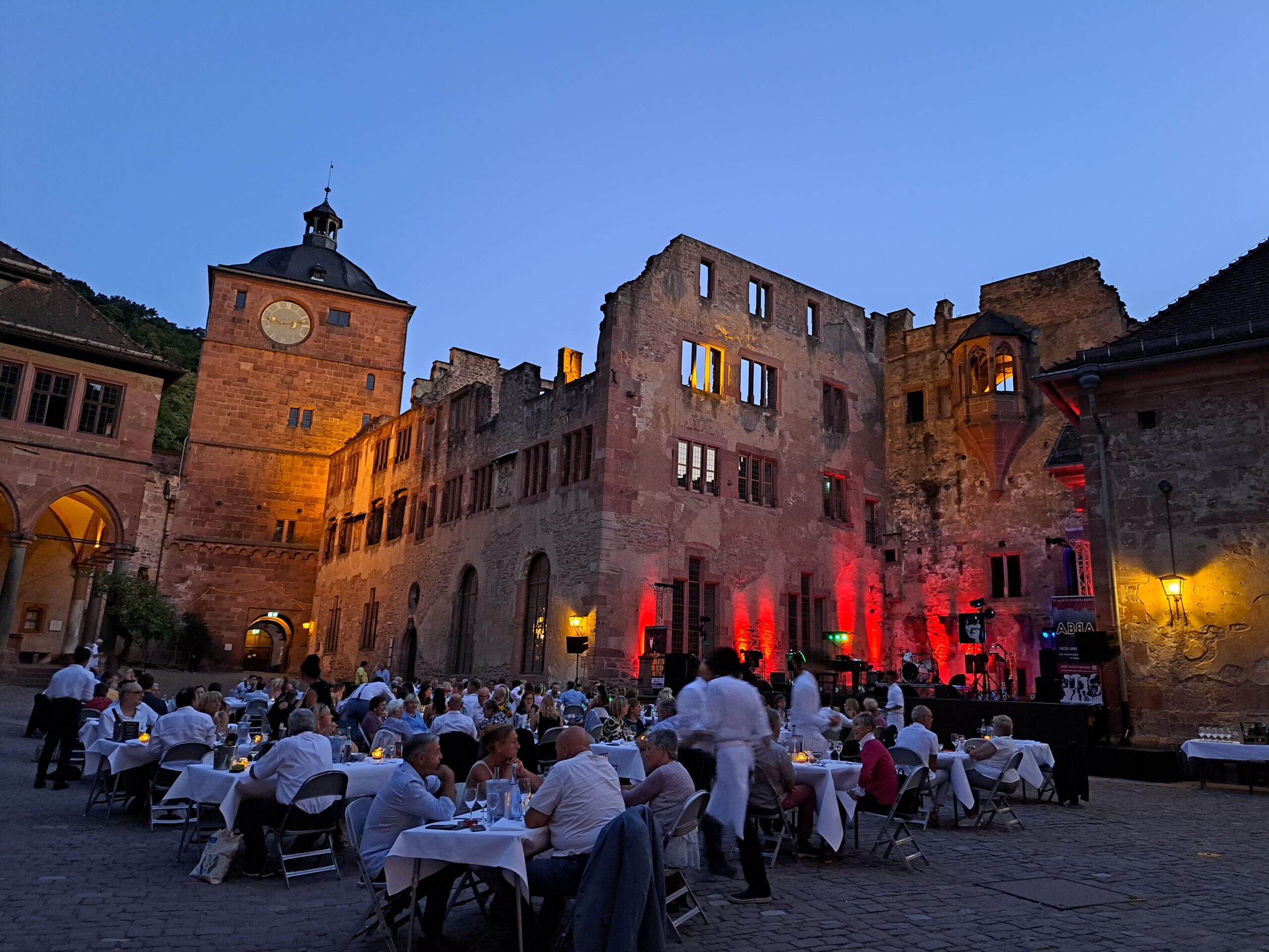 Festlich gedeckte Tafel bei der italienischen Weinnacht
