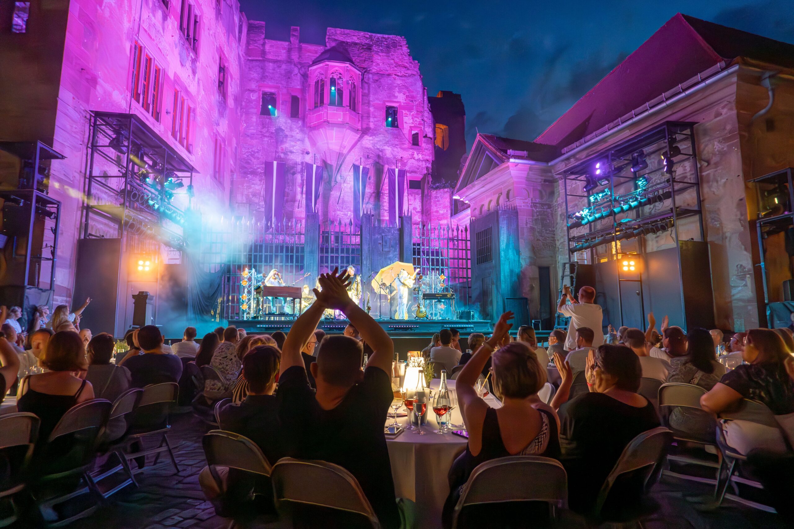 Open-Air-Konzert im illuminierten Innenhof des Heidelberger Schlosses bei Nacht