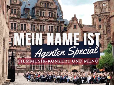 Schlosshof des Heidelberger Schlosses mit Publikum bei den Schlossfestspielen Mein Name ist Agenten Special mit Konzert und Menü von Martin Scharff