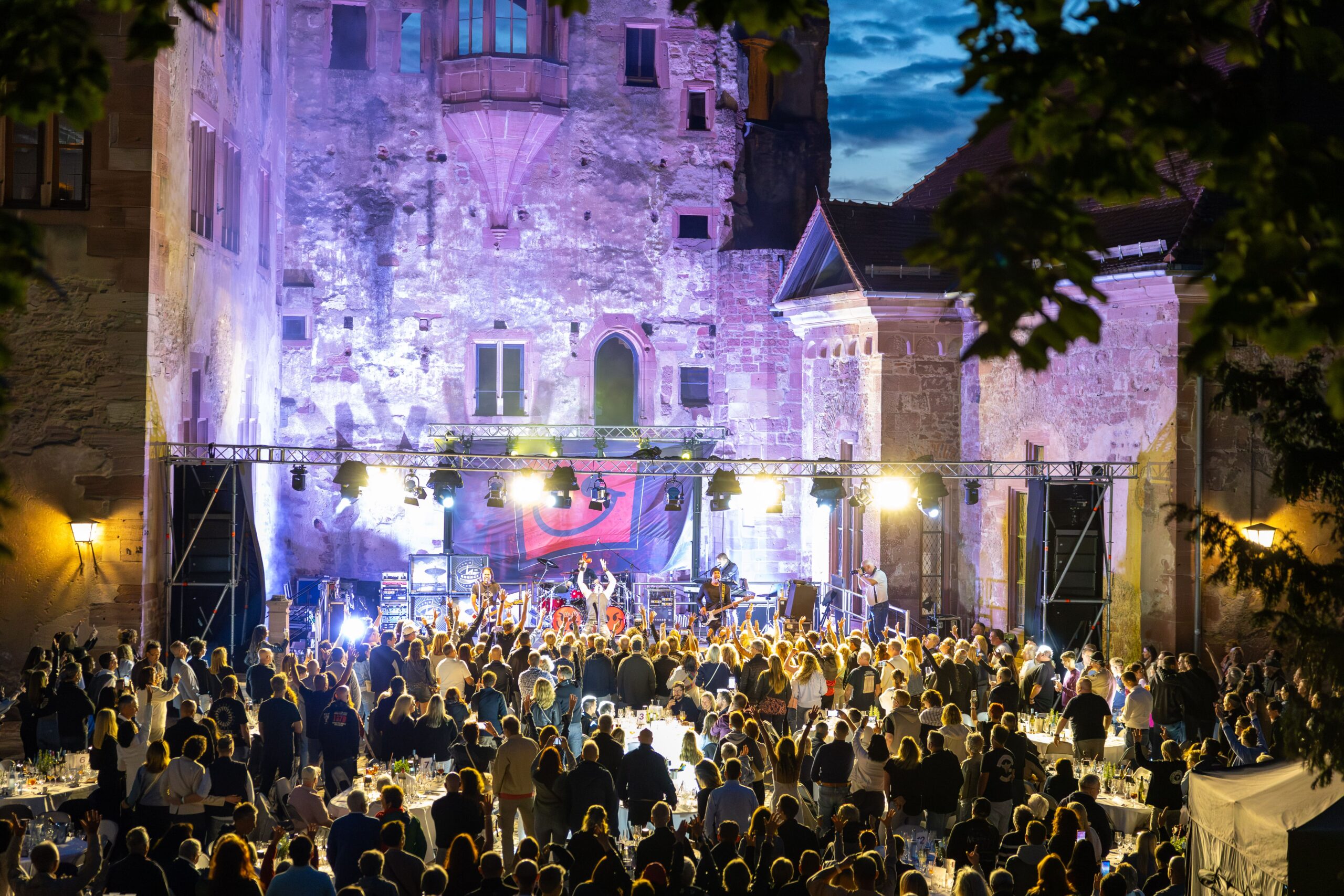 Live-Konzert im Schlosshof bei Nacht