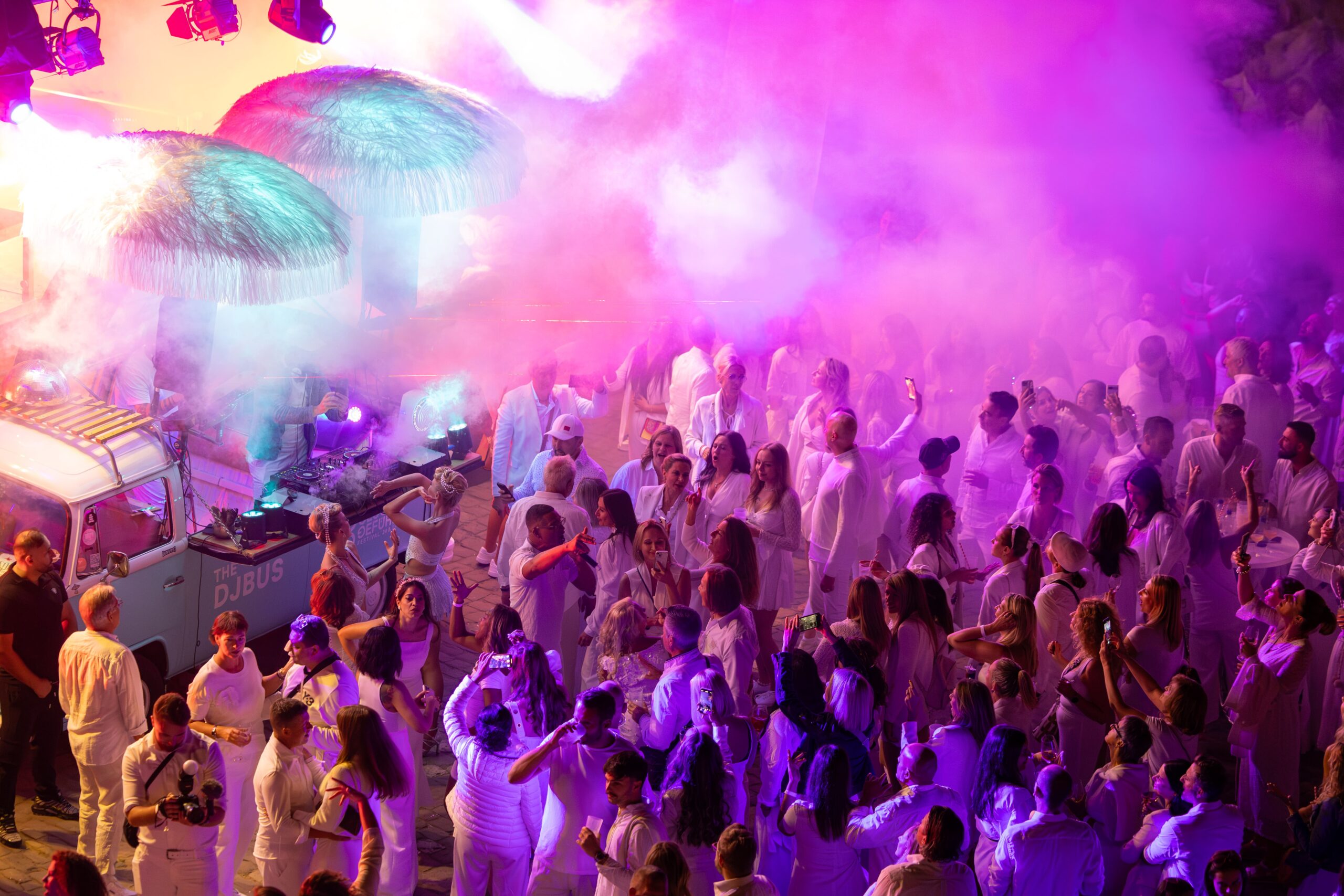 DJ und Partystimmung im Schlosshof bei der P!nk Night