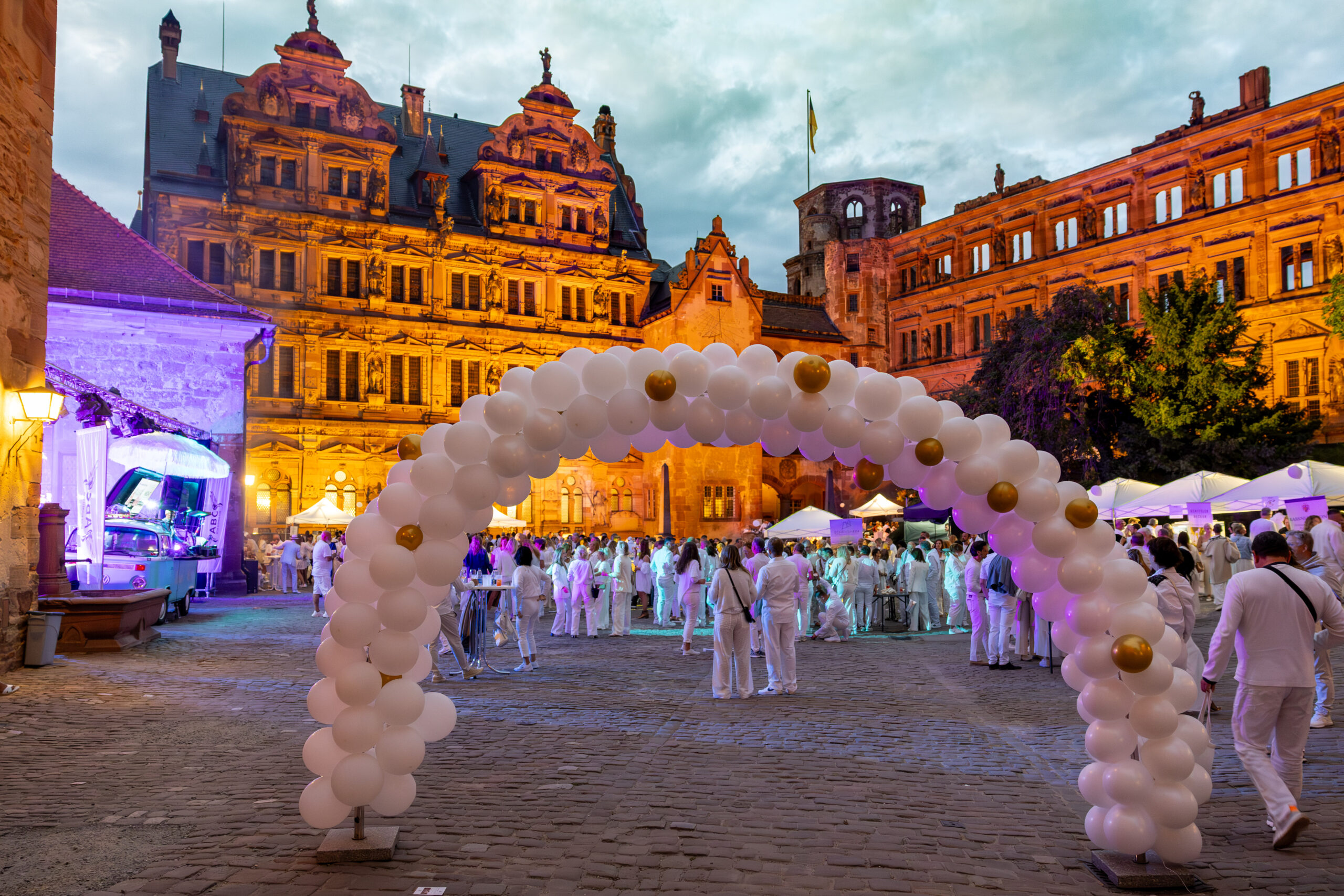 In Weiß gekleidete Gäste im Innenhof bei der White Night