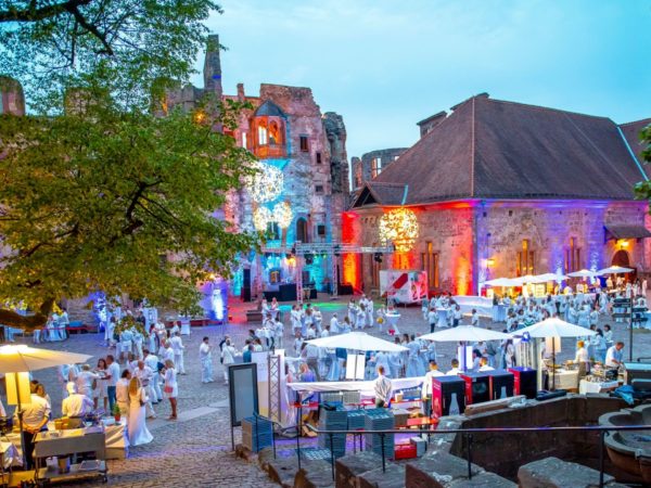 White-Night-ü30-party-heidelberger-schloss-innenhof-white