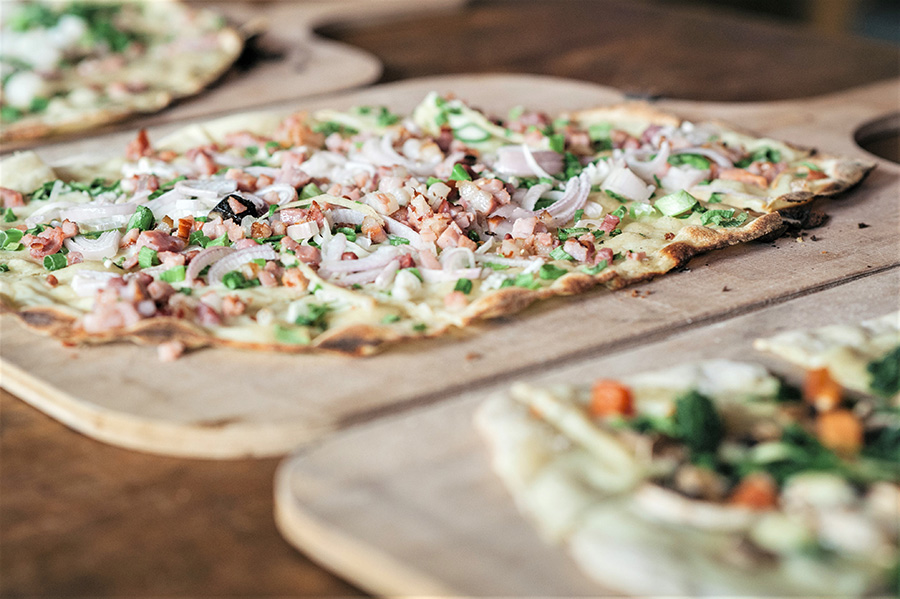 Ofenfrischer Flammkuchen Essen Heidelberg im Heidelberger Schloss im Historischen Backhaus