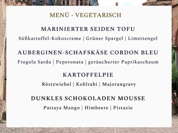 Grafik mit Schlosshof des Heidelberger Schlosses mit Publikum bei den Schlossfestspielen Mein Name ist Agenten Special mit Konzert und Menü vegetarisch von Martin Scharff
